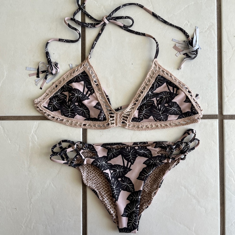 Acacia black elephant ear/kalo bikini large top medium bottom